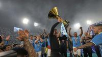 Pelatih Napoli, Antonio Conte, merayakan keberhasilan meraih Scudetto di upacara penghargaan usai laga Serie A kontra Cagliari di Stadio Diego Armando Maradona, Sabtu, 24 Mei 2025. (AP Photo/Gregorio Borgia)