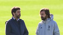 Pelatih Juventus, Andrea Pirlo tampak terlibat pembicaraan serius dengan Presieden Juventus, Andrea Agnelli di lokasi latihan di Turun, Italia, Selasa (27/8/2020) (AFP/Marco Bertorello)