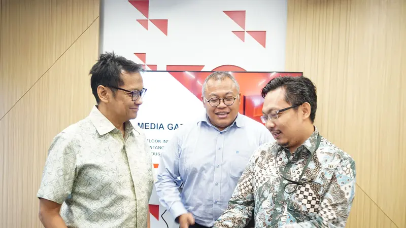 Senior Research Associate Indonesia Financial Group Progress (IFG Progress) Ibrahim Kholilul Rohman (Kanan) pada acara Editor’s Gathering Indonesia Financial Group (IFG) 2023 pada Selasa (21/03/2023).