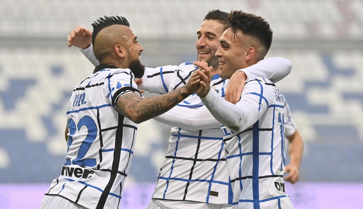 Pemain Inter Milan, Massimo Gagliardini, melakukan selebrasi bersama Lautaro Martinez dan Arturo Vidal usai mencetak gol ke gawang Sassuolo pada laga Liga Italia di Stadion Mapei, Sabtu (28/11/2020). Inter Milan menang dengan skor 3-0. (Massimo Paolone/LaPresse via AP)