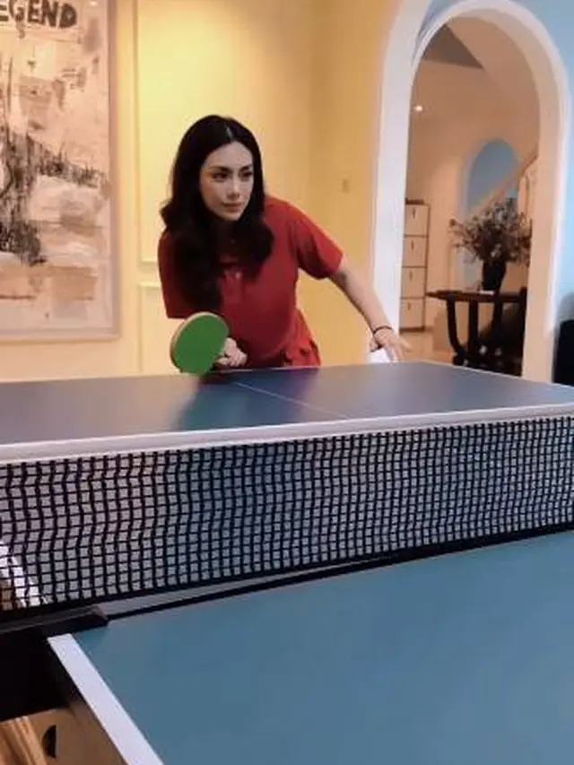 7 Potret Celine Evangelista Main Tenis Meja Bareng Ariel Noah, Tuai Banyak Sorotan