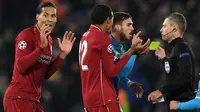 Wasit Damir Skomina saat memberi kartu kuning pada bek Liverpool, Virgil van Dijk, pada laga Liga Champions melawan Napoli (11/12/2018). (AFP/Paul Ellis)