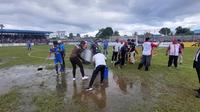 Lapangan Stadion Cenderawasih Biak, tergenang dalam laga final leg pertama Pegadaian Liga 2 2023/2024, Selasa (5/3/2024). (Dok. PSBS Biak)