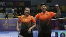Ganda campuran, Praveen Jordan / Melati Daeva, merayakan kemenangan atas ganda Malaysia, Goh Soon Huat / Lai Shevon pada laga final SEA Games 2019 di Multinlupa Sports Complex, Senin (9/12). Praveen / Melati menang 21-19, 12-21 dan 23-21. (Bola.com/M Iqbal Ichsan)
