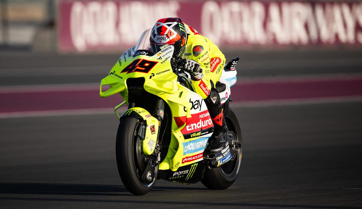 Pembalap Pertamina Enduro VR46, Fabio Di Giannatonio memacu motornya saat tes pramusim MotoGP 2024 di Lusail International Circuit, Doha, Qatar, Selasa (20/02/2024) waktu setempat. (Dok. Pertamina Enduro VR46 Racing Team)