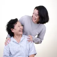 Momen tertawa dengan ibu./Copyright shutterstock.com/g/SrsPvl