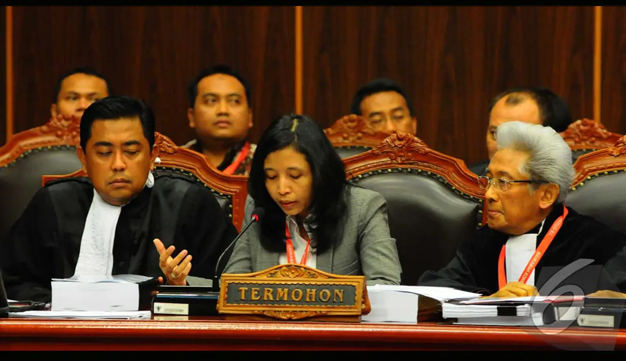 Ida Budhiati ( tengah) saat bersidang di MK (Liputan6.com/Andrian M Tunay)