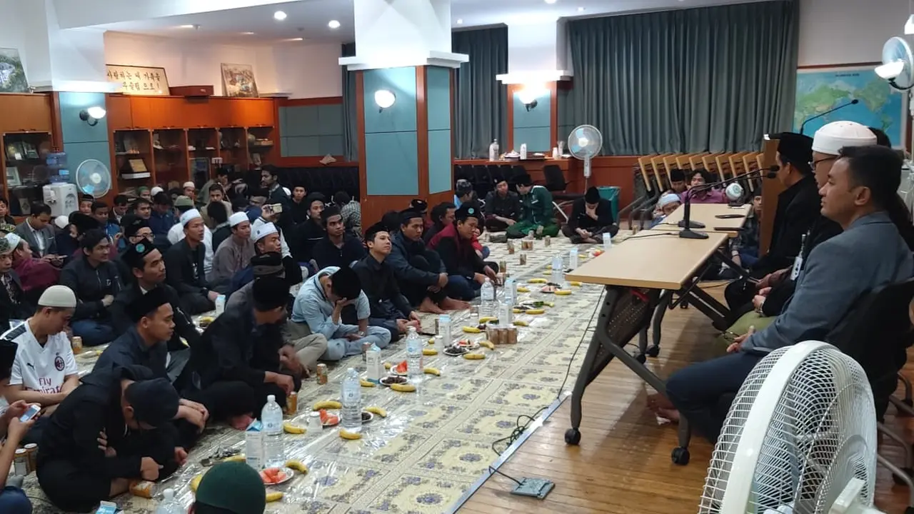 Dari sekitar 50 juta penduduk Korsel, hanya sekitar dua persen yang beragama Islam. Sebagian dari penduduk muslim Korsel berasal dari negara-negara seperti Pakistan, Turki, Uzbekistan, Banglades, Maroko, Malaysia dan juga Indonesia (KBRI Seoul)