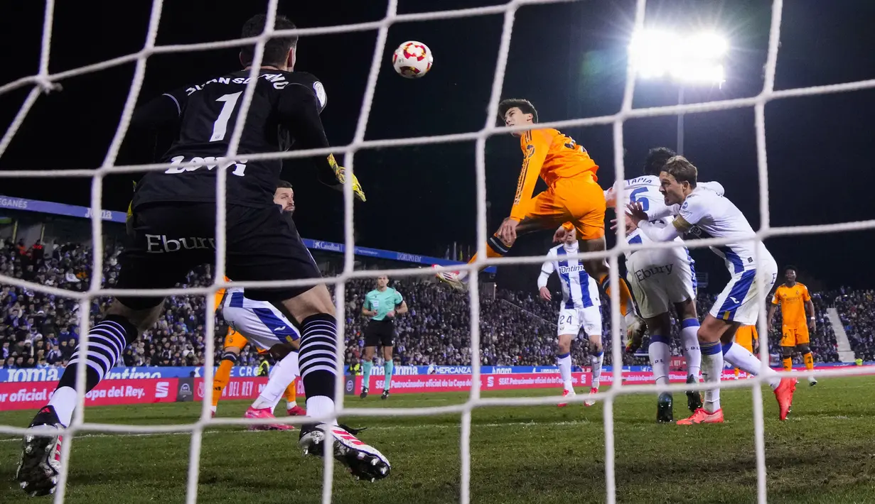 Pemain Real Madrid, Gonzalo Gracia mencetak gol kemenangan timnya lewat sundulan dalam laga perempat final Copa del Rey melawan Leganes di Butarque Municipal Stadium, Leganes, Spanyol, Kamis (06/02/2025) WIB. (AP Photo/Manu Fernandez)