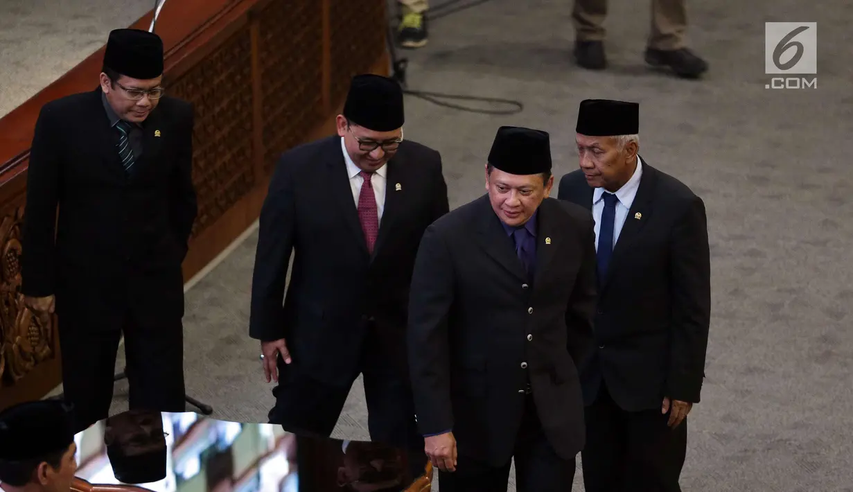 Ketua DPR Bambang Soesatyo yang didampingi Wakil Ketua DPR Fadli Zon, Taufik Kurniawan dan Agus Hermanto menghadiri Rapat Paripurna Pengesahan RUU MD3 menjadi UU di gedung Parlemen, Senayan, Jakarta, Senin (12/2). (Liputan6.com/Johan Tallo)