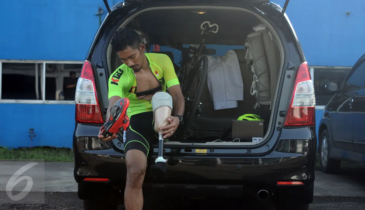 M Fadli Imammudin membuka sepatu usai latihan di Sirkuit Sentul, Bogor, Rabu (23/2). M. Fadli mengalami kecelakaan serius saat tampil di kelas 600cc supersport ARRC 2015 dan harus menjalani amputasi sebagian kaki kiri. (Liputan6.com/Helmi Fithriansyah)