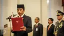 Presiden Jokowi membacakan sumpah jabatan saat pelantikan Menteri dan Wakil Menteri ESDM di Istana Negara, Jakarta, Jumat (14/10). Ignasius Jonan dilantik sebagai Menteri ESDM dan Arcandra Tahar menjabat sebagai Wakilnya. (Liputan6.com/Faizal Fanani)