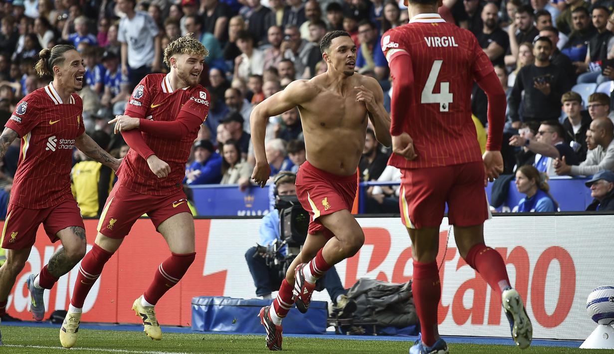 Pemain Liverpool, Trent Alexander-Arnold (kedua kanan) bersama rekan-rekannya merayakan gol ke gawang Leicester City dalam laga lanjutan Liga Inggris 2024/2025 di King Power Stadium, Leicester, Inggris, Sabtu (20/04/2025) waktu setempat. (AP Photo/Rui Vieira)