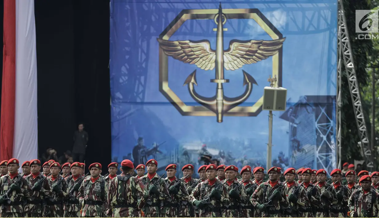 Personel Komando Pasukan Khusus (Kopasssus) mengikuti upacara penyerahan Satuan di Lapangan Mako Kopassus, Jakarta, Jumat (23/3). Korps Pasukan Khusus (Kopassus) mengelar acara serah terima jabatan Komandan Jenderal Kopassus. (Liputan6.com/Faizal Fanani)