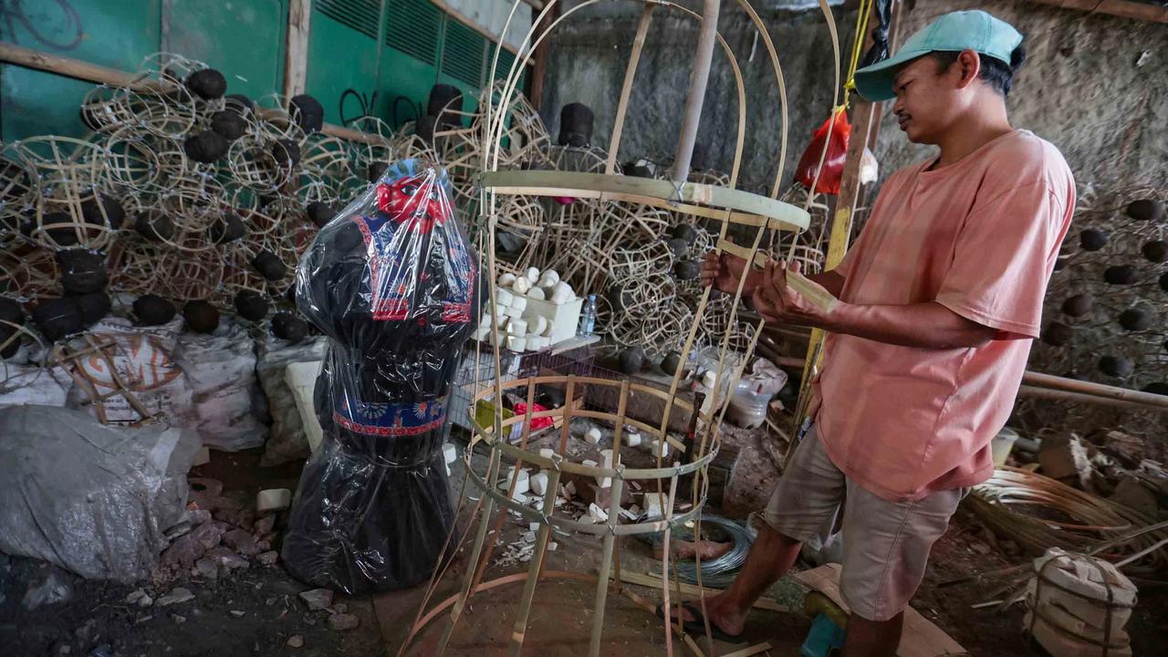 FOTO: Perajin Ondel Ondel Setu Babakan Kebanjiran Pesanan Jelang HUT Jakarta