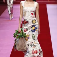 Koleksi ready to wear spring 2018 Dolce & Gabanna. (Image: cosmopolitan.com)