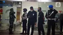 Aparat keamanan berjaga di crisis center maskapai Sriwijaya Air, Terminal 2D, Bandara Internasional Soekarno-Hatta, Tangerang, Banten, Sabtu (9/1/2021). Area yang semula costumer cervice tersebut kini diubah menjadi crisis center hilang kontaknya Sriwijaya Air SJ-182. (merdeka.com/Imam Buhori)
