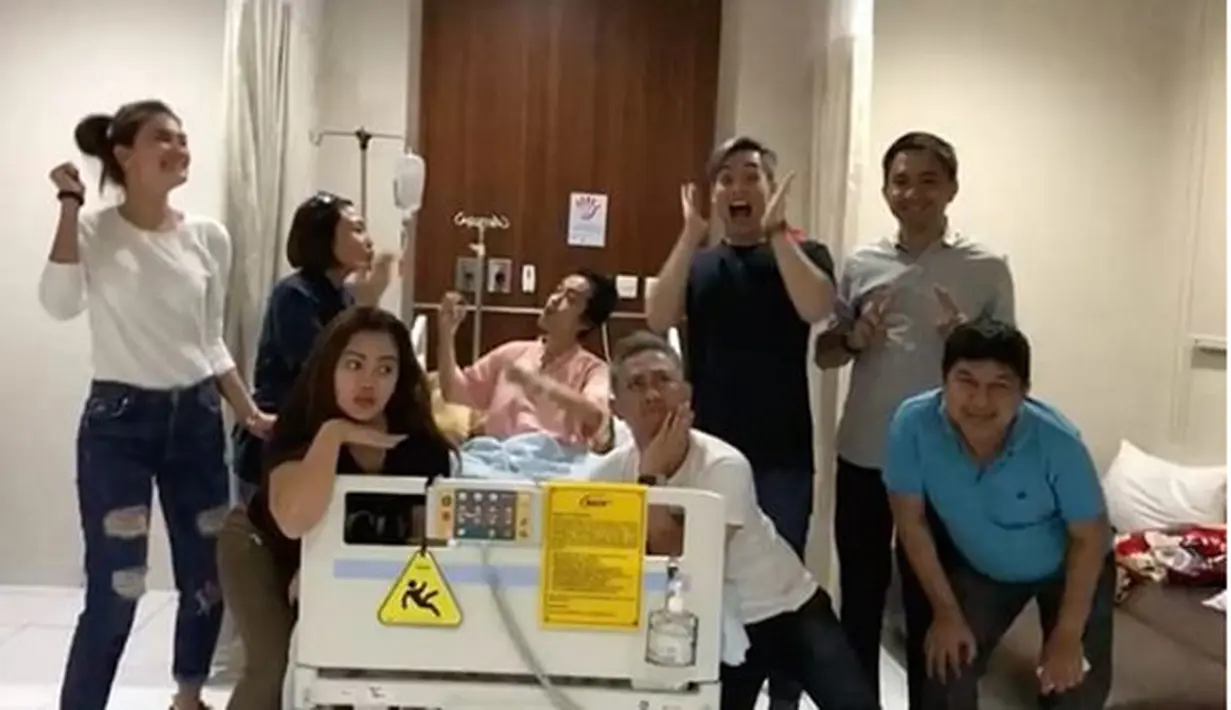 Sahabat yang dikenal dekat dengan pelantun lagu Belah Duren itu, Luna Maya bersama Ayu Dewi dan Edrik Tjandra menyempatkan menjenguk untuk memberikan semangat pada Jupe. "Semangat @juliaperrezz we love you ❤," (Instagram/juliaperrezz)