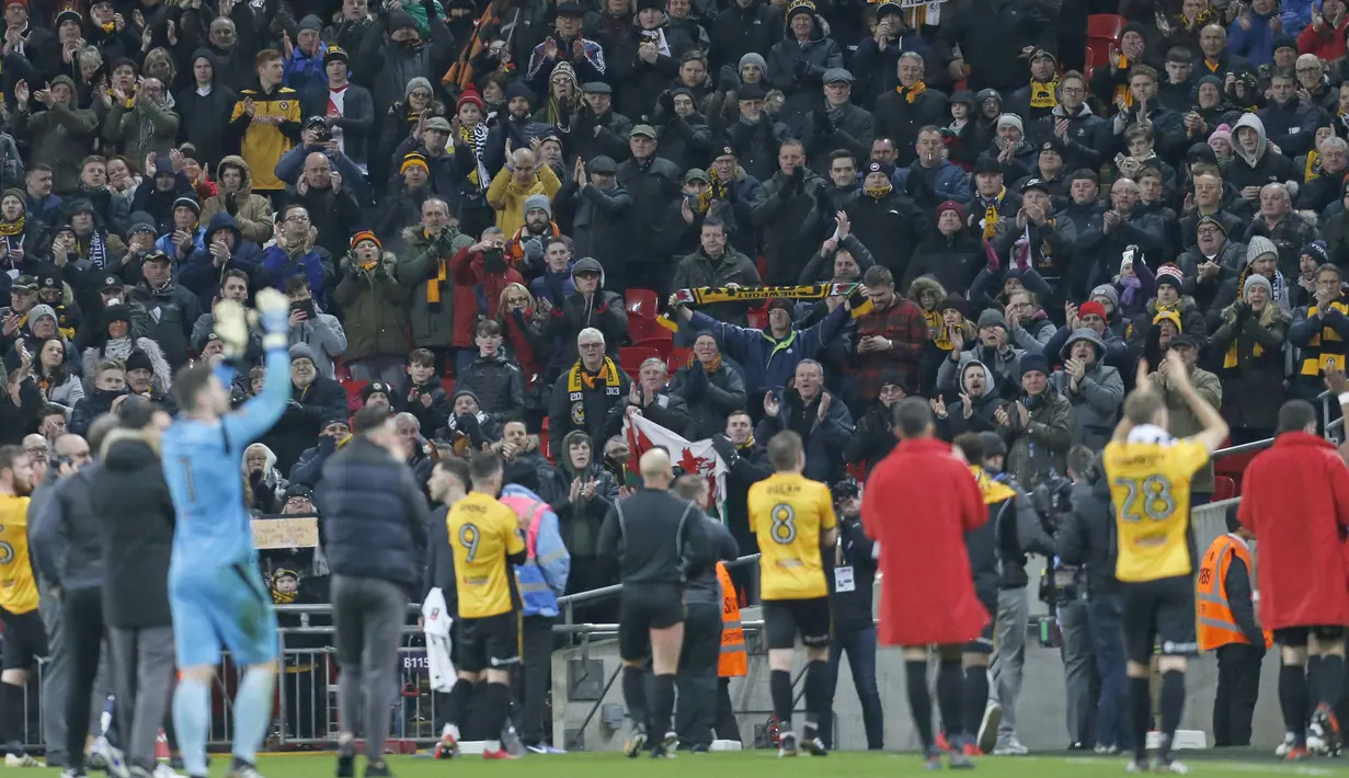 Ucapan terima kasih para pemain Newport County dengan memberikan salam kepada fans usai laga melawan Tottenham pada Piala FA di Wembley Stadium, London, (7/2/2018). Tottenham menang 2-0. (AFP/Ian Kington)