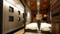 Salah satu kamar yang berada di kereta api mewah "Train Suite Shiki-Shima" di Tokyo, Jepang, 16 Maret 2017. Tiap suite Shiki-Shima difasilitasi ruangan dua tingkat, kamar mandi dan toilet, ruang penyimpanan, serta tempat tidur. (str/JIJI PRESS/AFP)