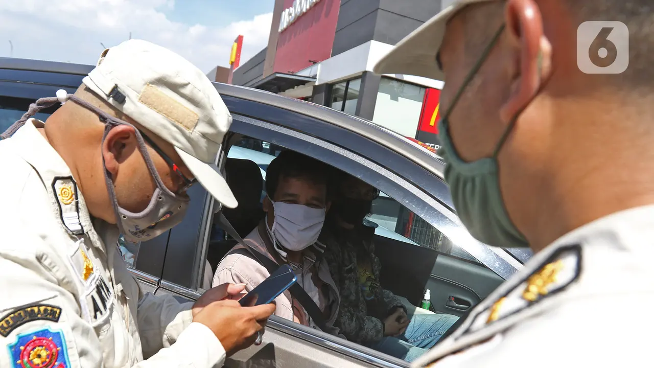 Pemeriksaan dan Pengecekan Rapid Test Antigen di KM 57 Jakarta Cikampek