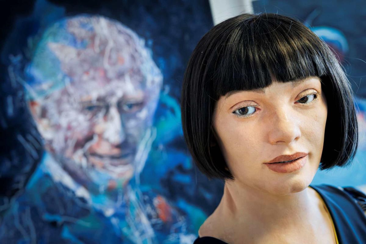 Sosok Robot AI Canggih Jago Melukis Jadi Sorotan di KTT Global AI For Good