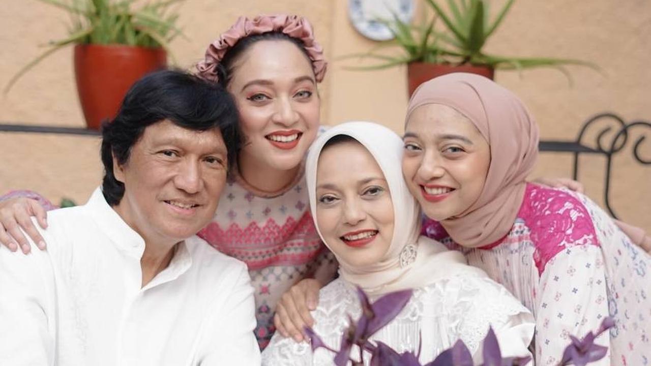 Dari unggahan ini terlihat jelas bahwa semasa hidupnya, Marissa Haque selalu dikelilingi oleh orang-orang tersayang.<br>