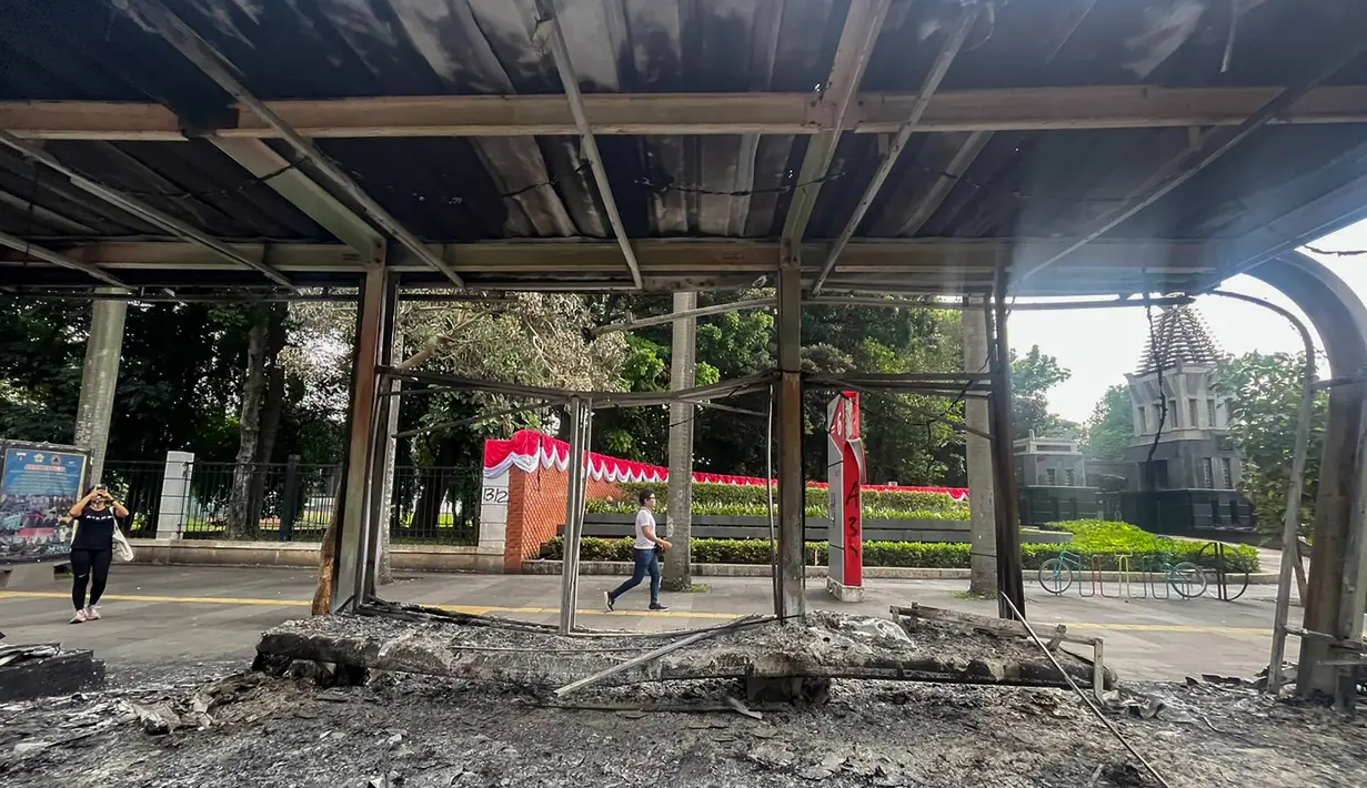 Aksi massa yang memprotes kenaikan tunjangan bagi anggota Dewan Perwakilan Rakyat (DPR) berubah anarkis. (merdeka.com/Arie Basuki)