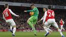 Pemain Sunderland, Fabio Borini (tengah) berebut bola dengan para pemain Arsenal pada lanjutan Liga  Premier Inggris di Stadion Emirates, London, Sabtu (5/12/2015). (AFP Photo/Ikimages) 