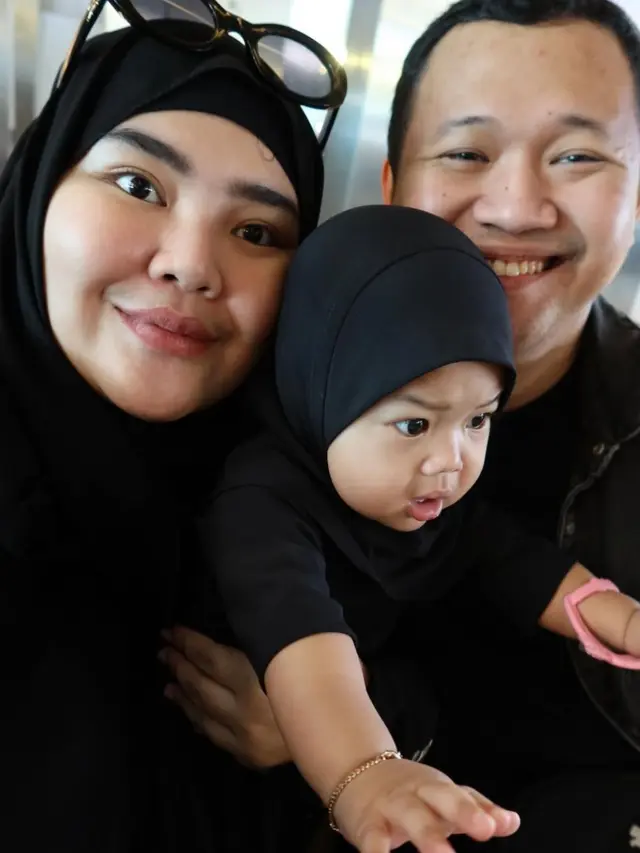 Tahun Baru Penuh Syukur, Rosa Meldianti Bagikan 5 Potret Umrah Bersama Suami dan Anak (credit: instagram.com/rosameldianti29).