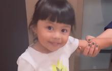 Kocak! Momen Lucu Ameena Anak Atta & Aurel Pakai Sepatu Heels, Bilang Mau 'Ngantor