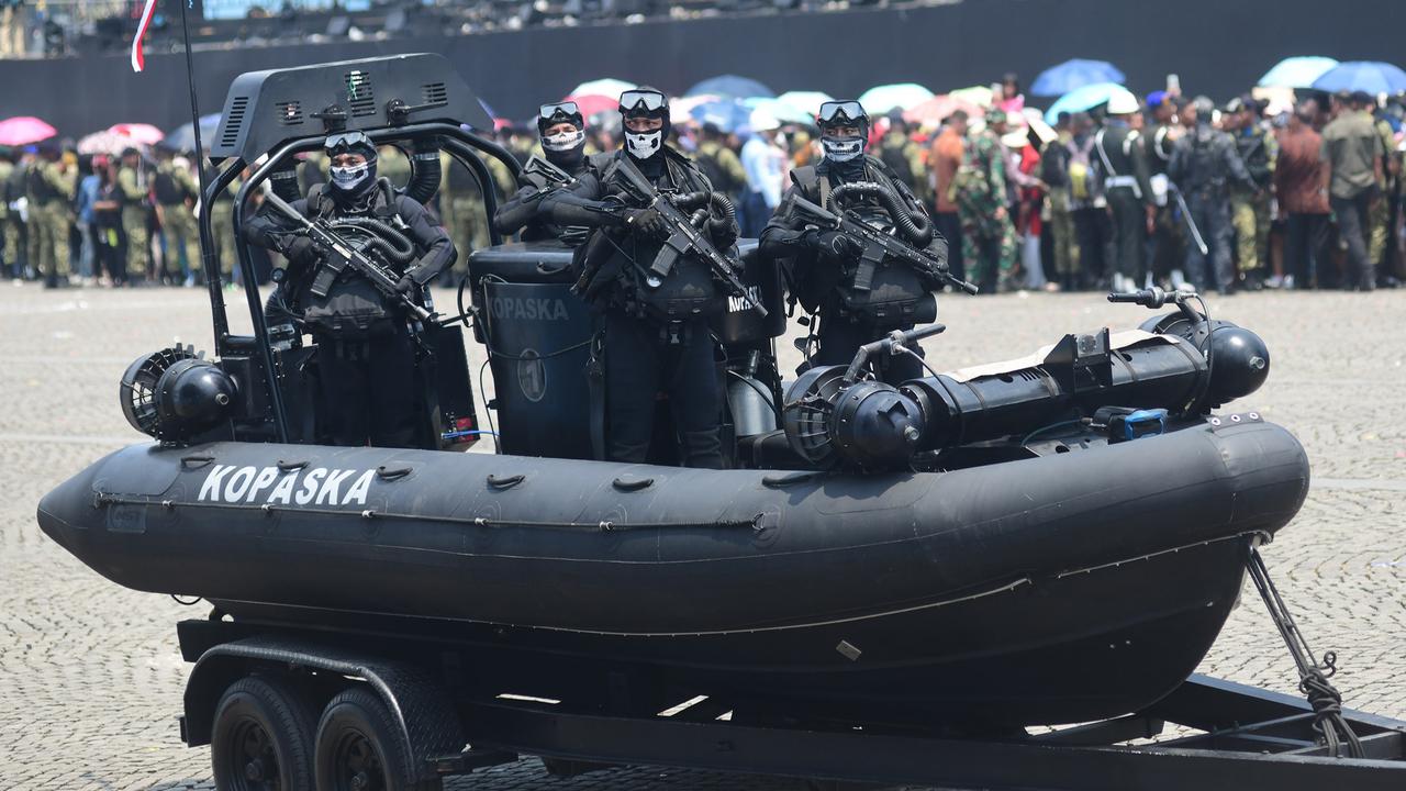 FOTO: Ribuan Warga Padati Monas Saksikan Kemegahan Parade HUT ke-80 TNI