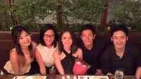 Sarah Noon saat sedang bersama teman-temannya dan Rio Haryanto. (Facebook)