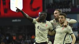 Sadio Mane menjadi salah satu pemain Liverpool yang berhasil masuk ke dalam daftar pencetak gol terbanyak pada musim ini. Golnya ke gawang Aston Villa pada 11 Mei 2022 lalu menambah catatannya menjadi 15 gol sejauh ini. (AP/Rui Vieira)