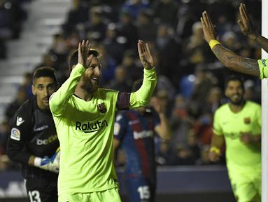 Gelandang Barcelona, Lonel Messi, merayakan gol yang dicetaknya ke gawang Levante  pada laga La Liga di Stadion Ciutat de Valencia, Valencia, Minggu (16/12). Levante kalah 0-5 dari Barcelona. (AFP/Jose Jordan)