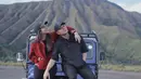 Terlihat beberapa potret yang diunggah oleh Steffi Zamora dan Fero Walandouw seakan kedua pasangan tersebut terlihat seperti anak muda yang sedang di mabuk asmara. Bahkan, mereka juga tak segan saling berpelukan saat naik jeep. (Liputan6.com/IG/@steffizamoraaa)