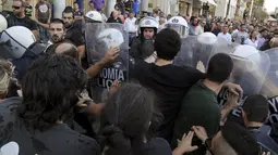 Pengunjuk rasa anti-Eropa saling dorong dengan petugas kepolisian di Iraklio, Yunani, (2/7/2015). PM Alexis Tsipras mengatakan tutupnya bank tidak akan lama setelah adanya kontrak baru dengan kreditur setelah referendum. (REUTERS/Stefanos Rapanis)