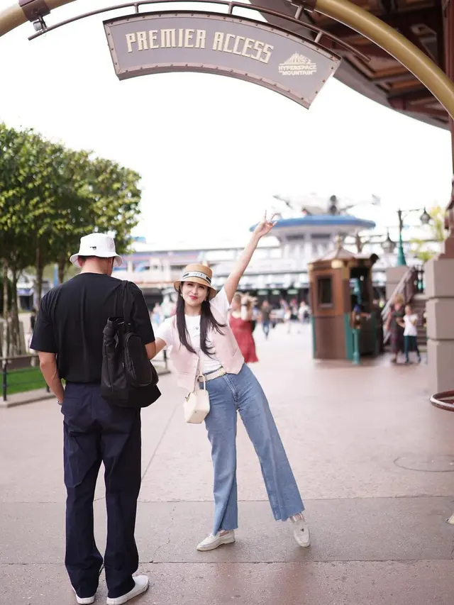 Potret Sandra Dewi dan Harvey Moeis Liburan Berdua di Disneyland