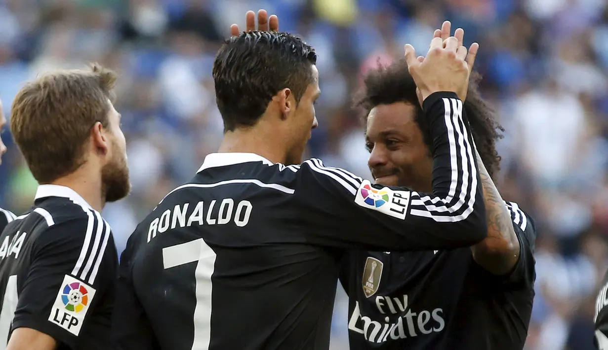 Cristiano Ronaldo bersama marcelo merayakan selebrasi usai mencetak gol ke gawang Espanyol pada laga Liga Spanyol di Stadion Power8, Senin (18/5/2015). Real Madrid menang 4-1 atas Espanyol. (Reuters/Gustau Nacarino)