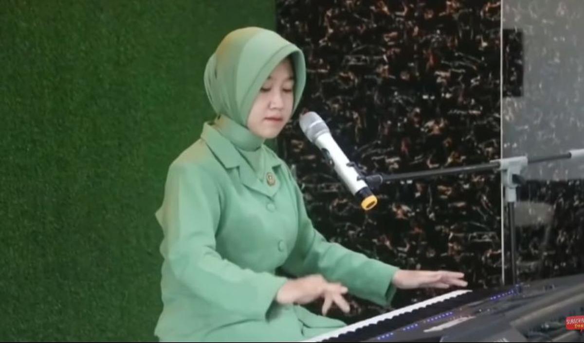 Sosok anggota persit satu ini bernama Arindi Putry Konawe.&nbsp;<br>