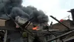 Puluhan kontrakan di Palmerah hangus terbakar. Diduga sebuah lilin menjadi penyebab api muncul dan akhirnya merembet ke rumah lain.