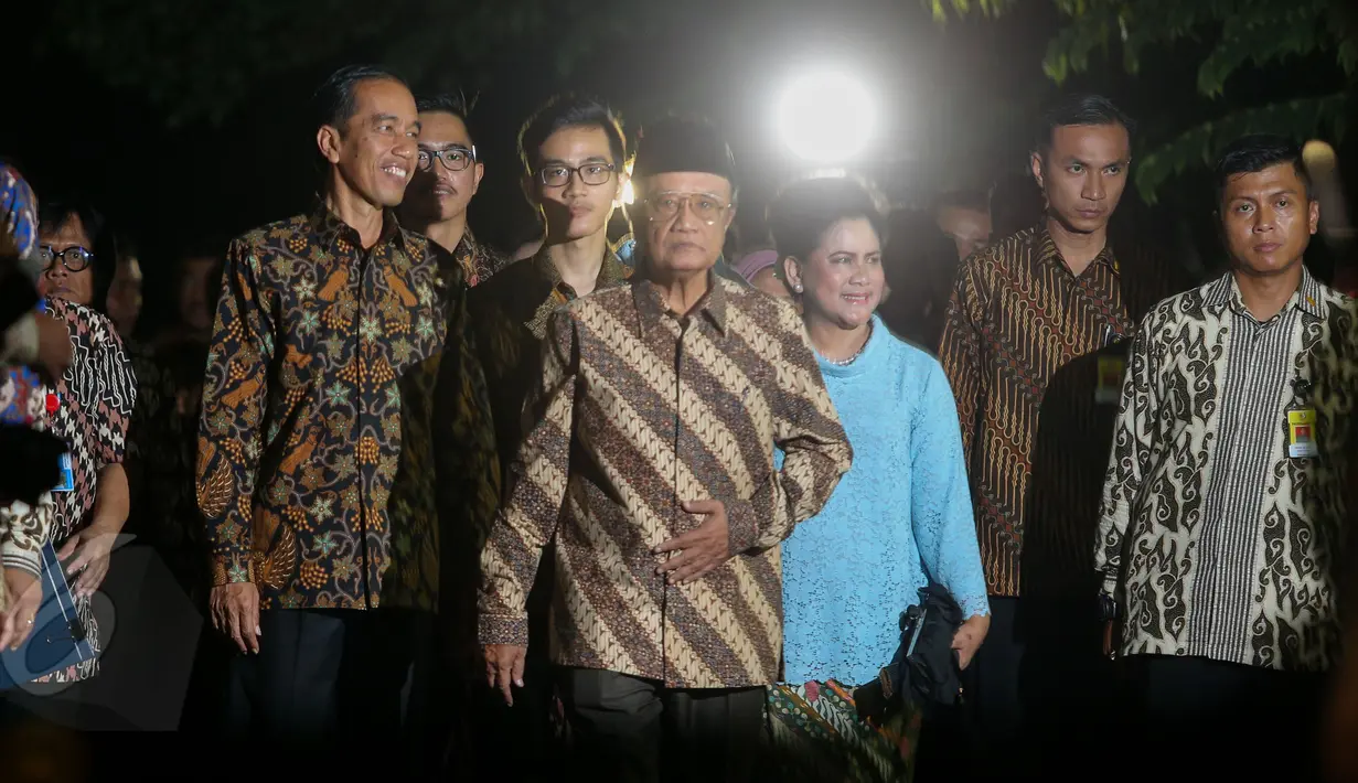 Presiden Jokowi bersama keluarga berjalan kaki menuju rumah kediaman calon mempelai wanita, Selvi Ananda, Jawa Tengah, Selasa (9/6/2015). Jokowi bersama keluarga akan melakukan lamaran kepada keluarga Selvi Ananda. (Liputan6.com/Faizal Fanani)