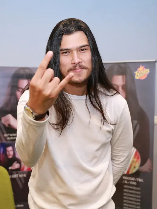 Dalam sebuah kesempatan, Bintang.com menyaksikan sendiri ketaatan Virzha terhadap kewajibannya sebagai seorang muslim. Disela-sela kesibukannya, ia selalu menyempatkan waktu untuk menjalankan ibadah salat. (Adrian Putra/Bintang.com)