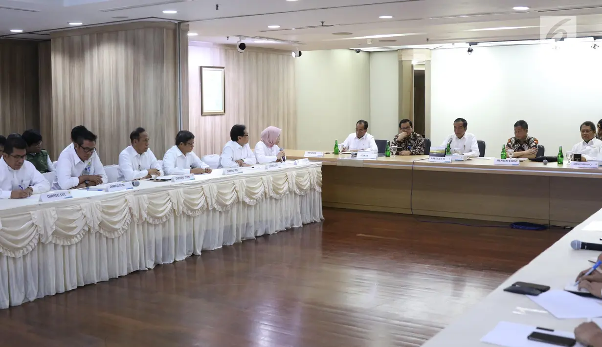 Plt Direktur Utama PLN Sripeni Inten Cahyani (berjilbab) memberikan penjelasan kepada Presiden Joko Widodo di Kantor Pusat PLN (Persero), Jakarta, Senin (5/8/2019). Kedatangan Jokowi meminta penjelasan menyusul peristiwa pemadaman listrik di hampir seluruh Pulau Jawa. (Liputan6.com/Angga Yuniar)