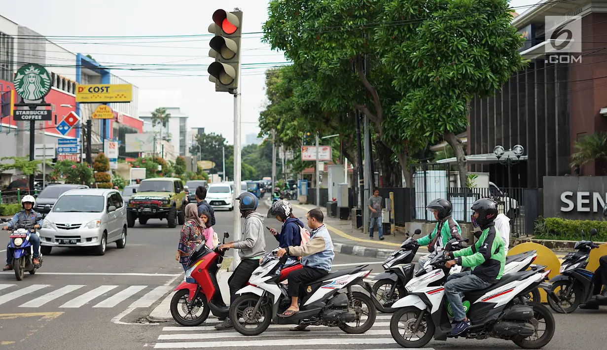 Pengendara sepeda motor melawan arus lalu lintas di perempatan lampu merah kawasan Gondangdia, Jakarta, Senin (29/4/2019). Rendahnya kesadaran tertib berlalu lintas menyebabkan para pengendara nekat melawan arus. (Liputan6.com/Immanuel Antonius)