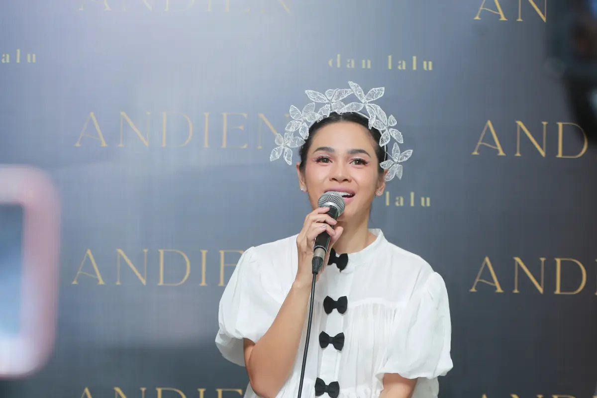Andien di konferensi pers perilisan album barunya "Dan Lalu", Jumat (29/9/2023). (Foto: Adrian Putra/Fimela)