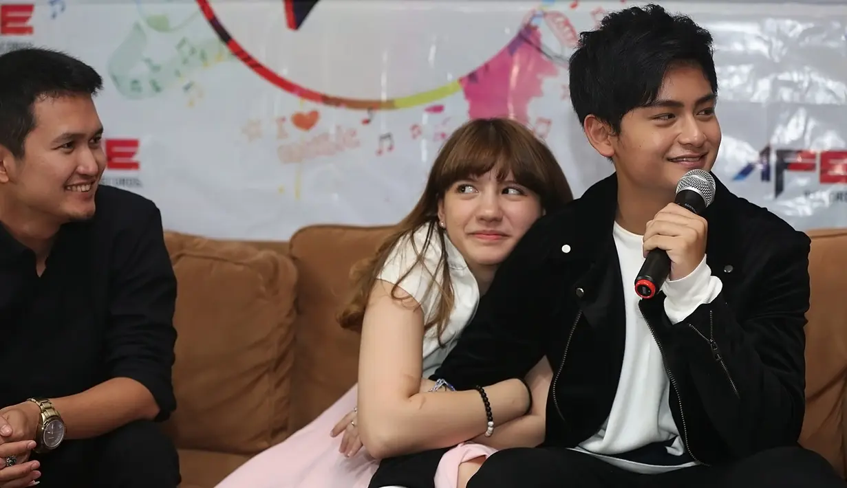 Perempuan yang biasa disapa Cassie itu seperti tak mau jauh dari kekasih. Ia mengaku rindu berat lantaran 40 hari tak bisa ketemu. Menurutnya, Cassie pada pertengahan bulan lalu pulang kampung bersama orangtua sekaligus liburan.(Bambang E Ros/Bintang.com)