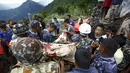 Petugas mengevakuasi tubuh korban tanah longsor di Desa Lumle, Nepal (30/7/2015). Tanah longsor yang dipicu hujan deras tersebut menewaskan sedikitnya 30 orang dan menghacurkan puluhan rumah. (REUTERS/Navesh Chitrakar)