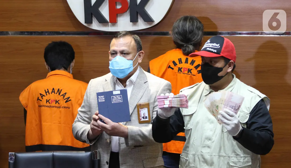 Ketua KPK Firli Bahuri (kiri) bersama Petugas KPK menunjukkan barang bukti saat konferensi pers terkait operasi tangkap tangan (OTT) perkara suap di Mahkamah Agung di gedung KPK, Jakarta, Jumat (23/9/2022). (Liputan6.com/Herman Zakharia)