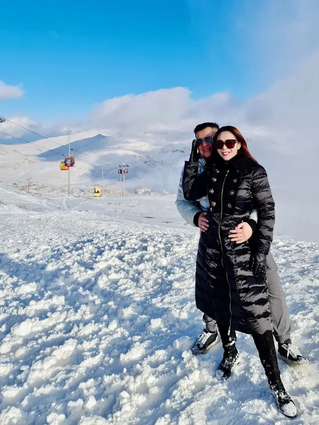 Naik Gunung Erciyes, Ini 7 Momen Mesra Liburan Femmy Permatasari di Turki